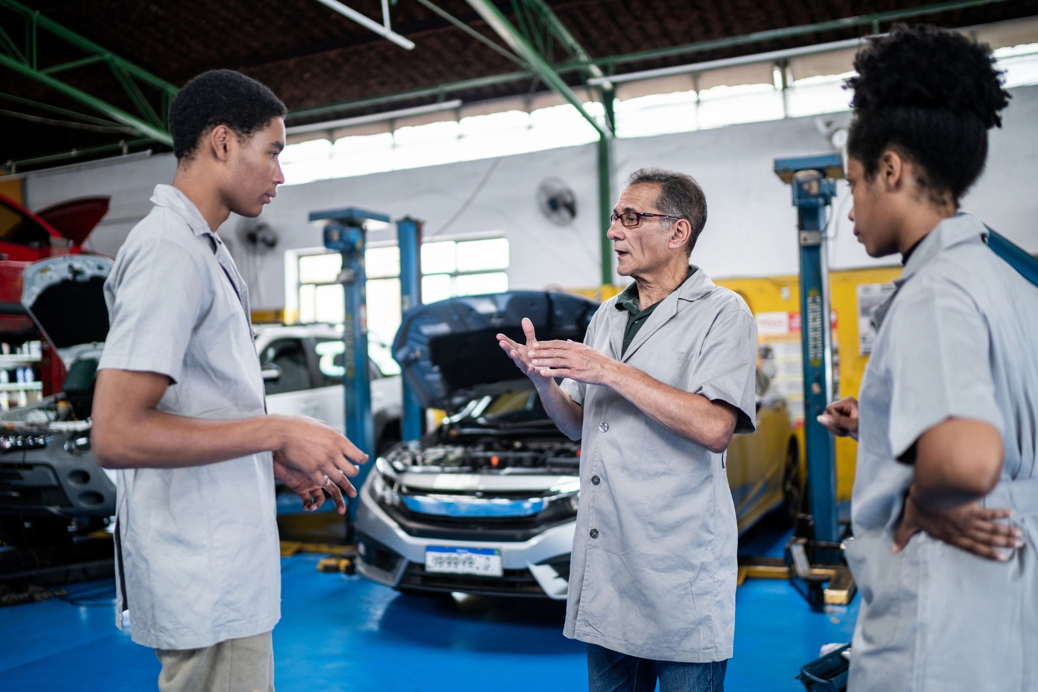 Mechanic talking with an assistant in a repair shop